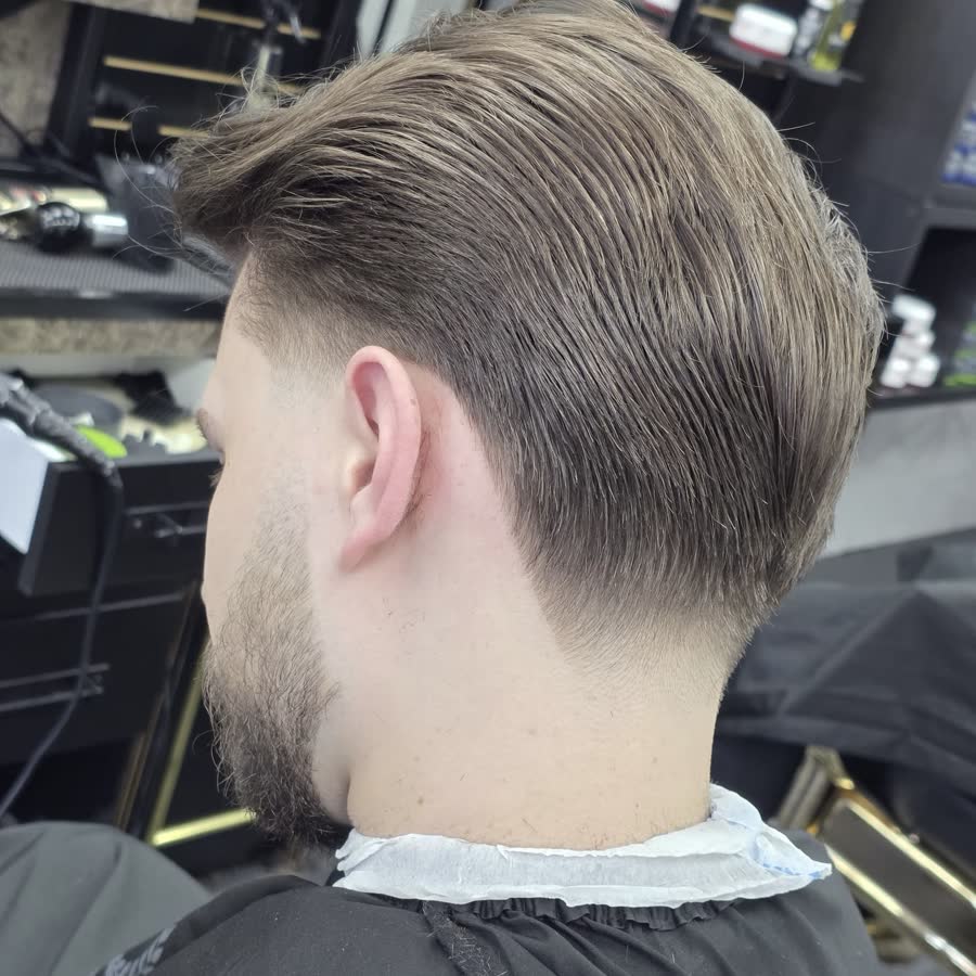 Na: fade met strak achterover gekamd haar