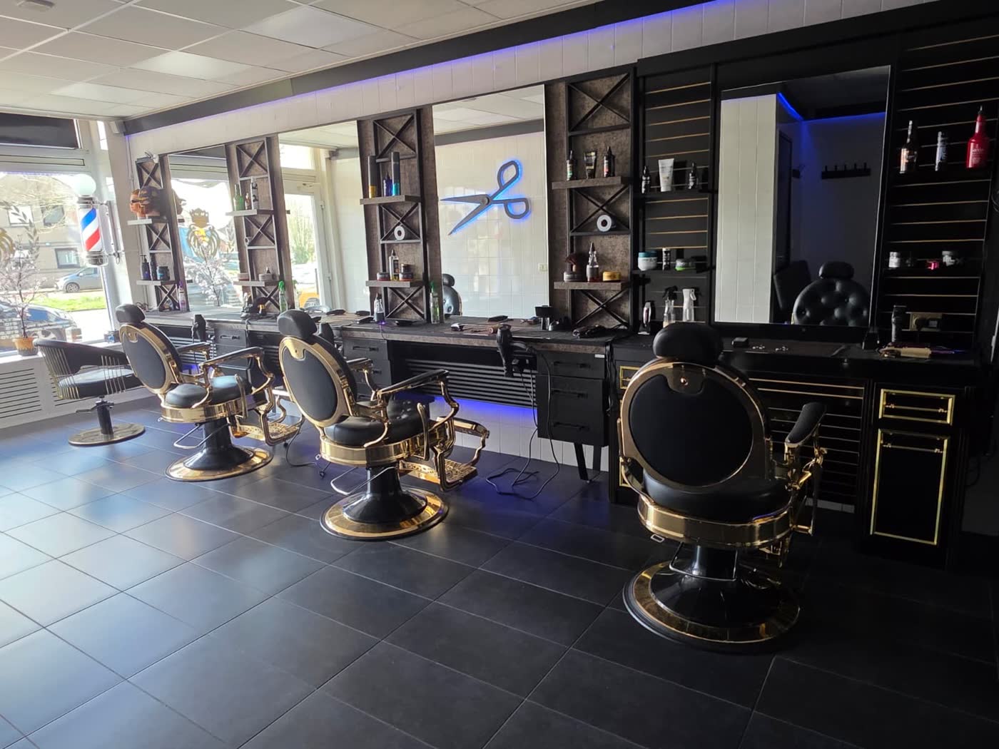 Binnenkant van Kapsalon Kingstyle met gouden kapperstoelen