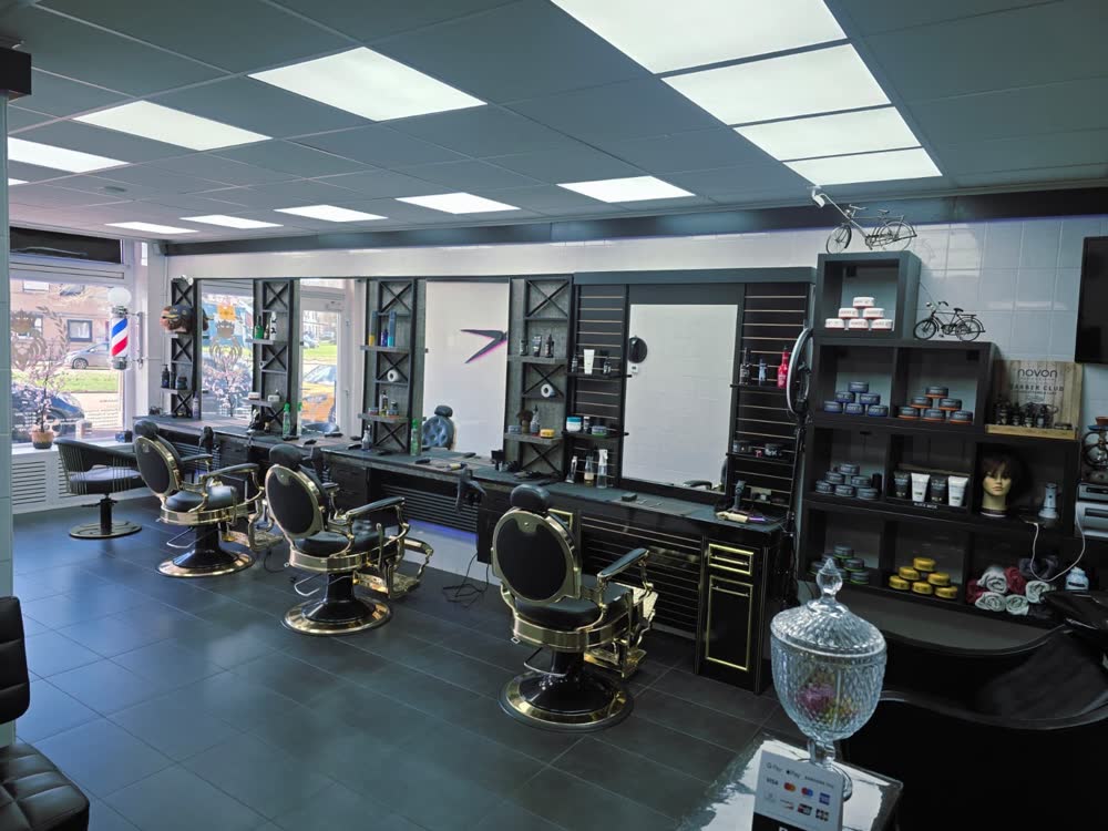 Rij kapperstoelen in de salon