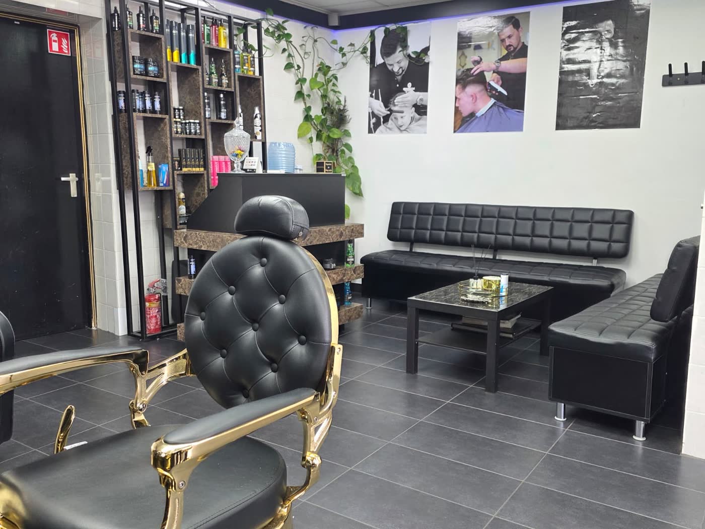 Wachtruimte met zitbank in Kapsalon Kingstyle