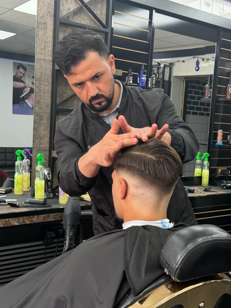 Kapper aan het werk bij Kingstyle