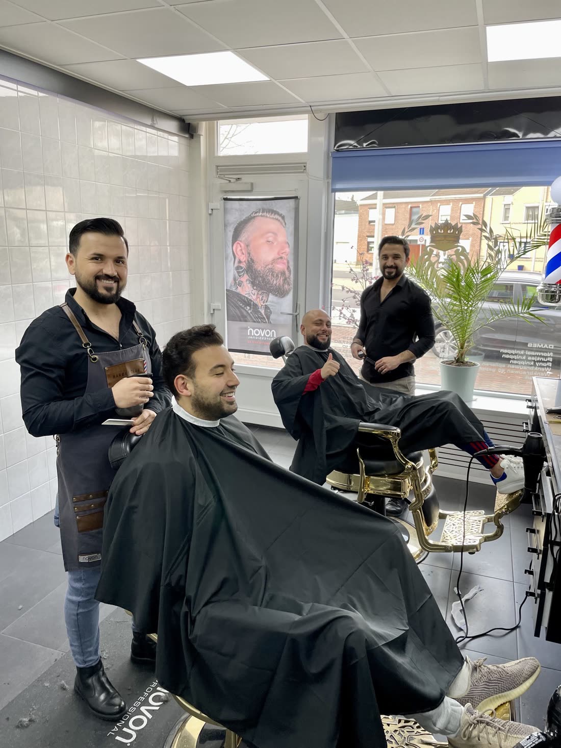 Muhanad en Izat met klanten in de salon