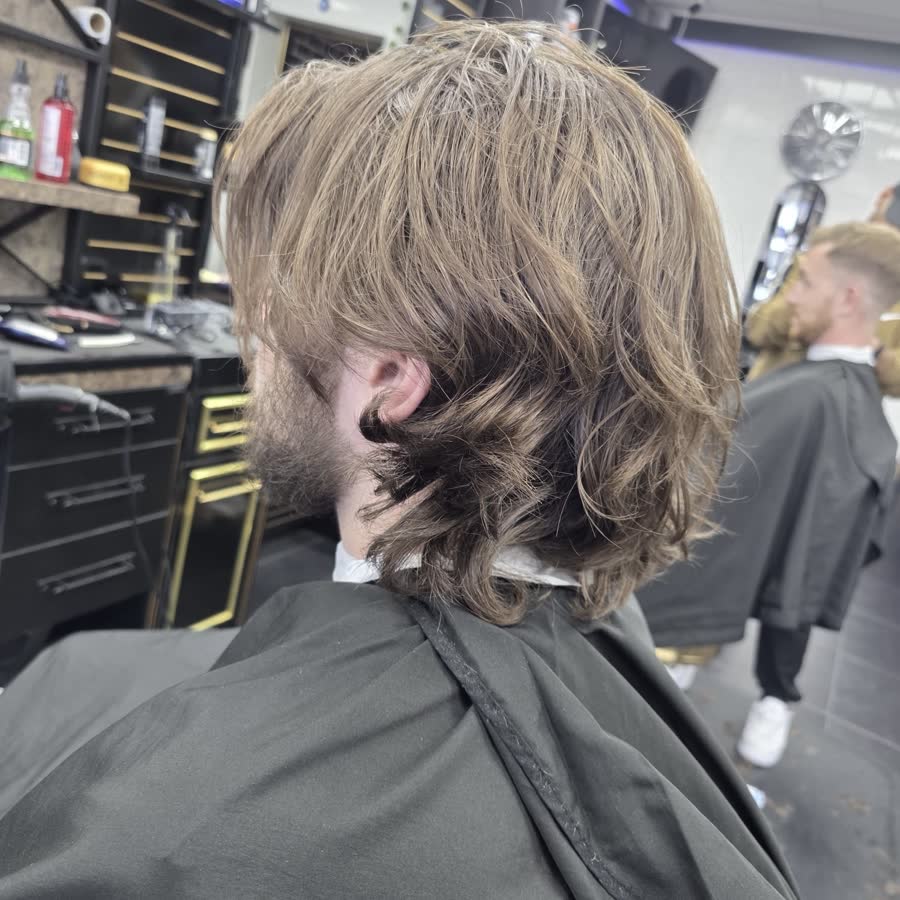 Voor: lang krullend haar met baard