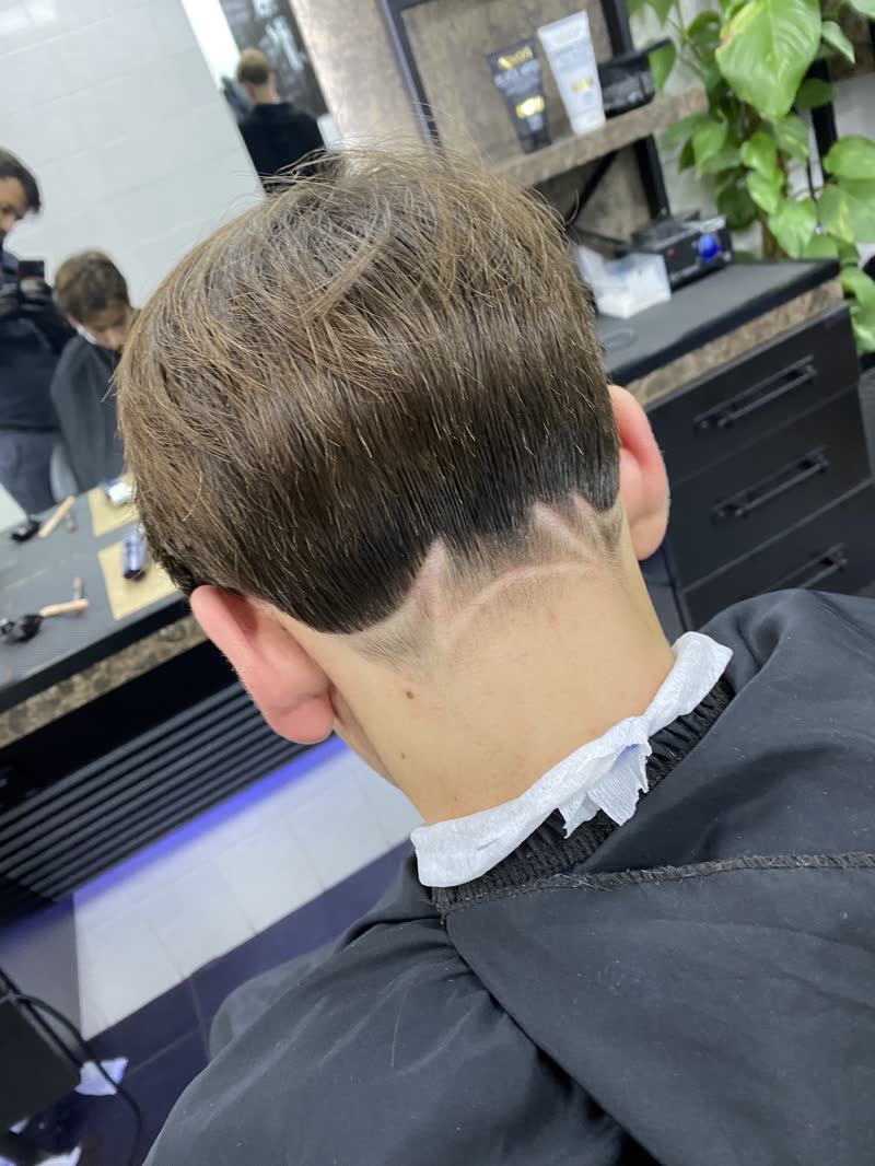 Fade met design in de neklijn