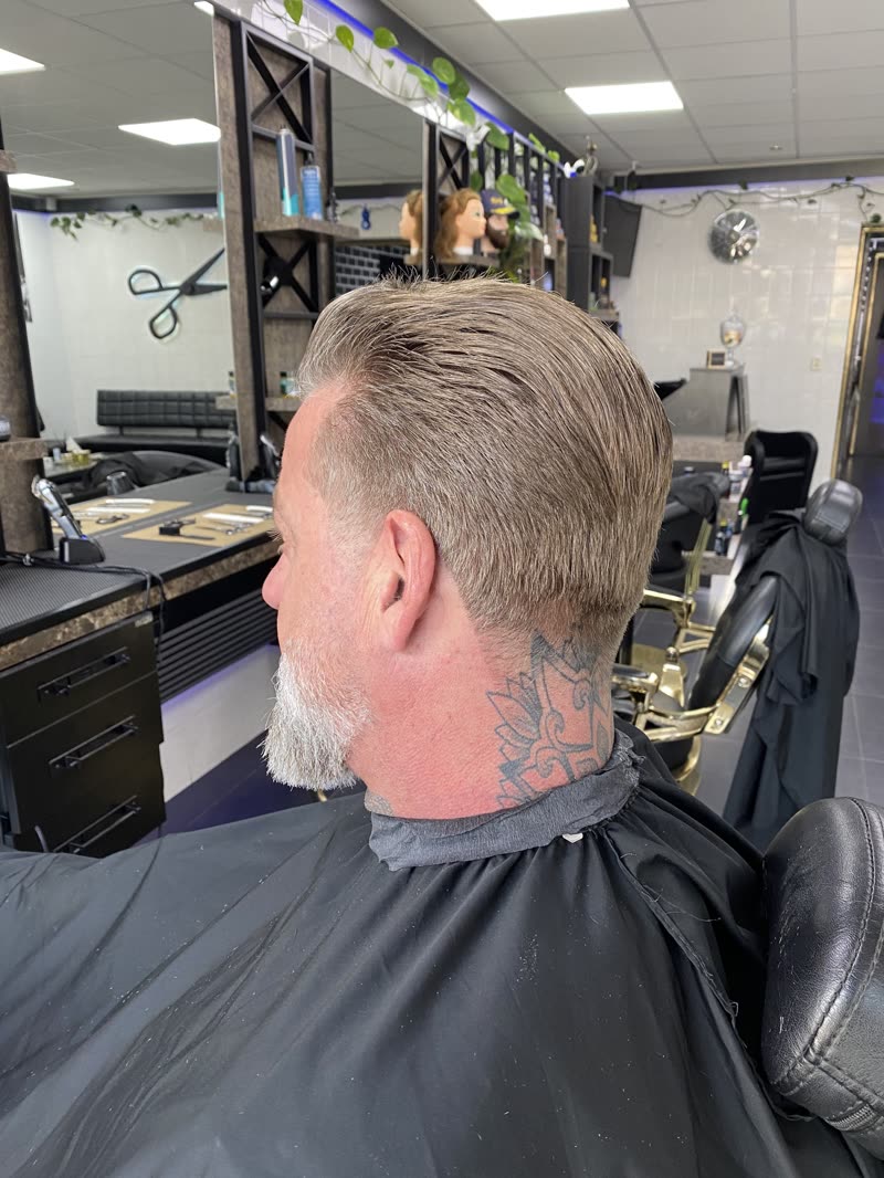 Slick back met baard